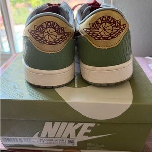 Nike Green and Red Sneakers Classic Low-Top Design 🐉